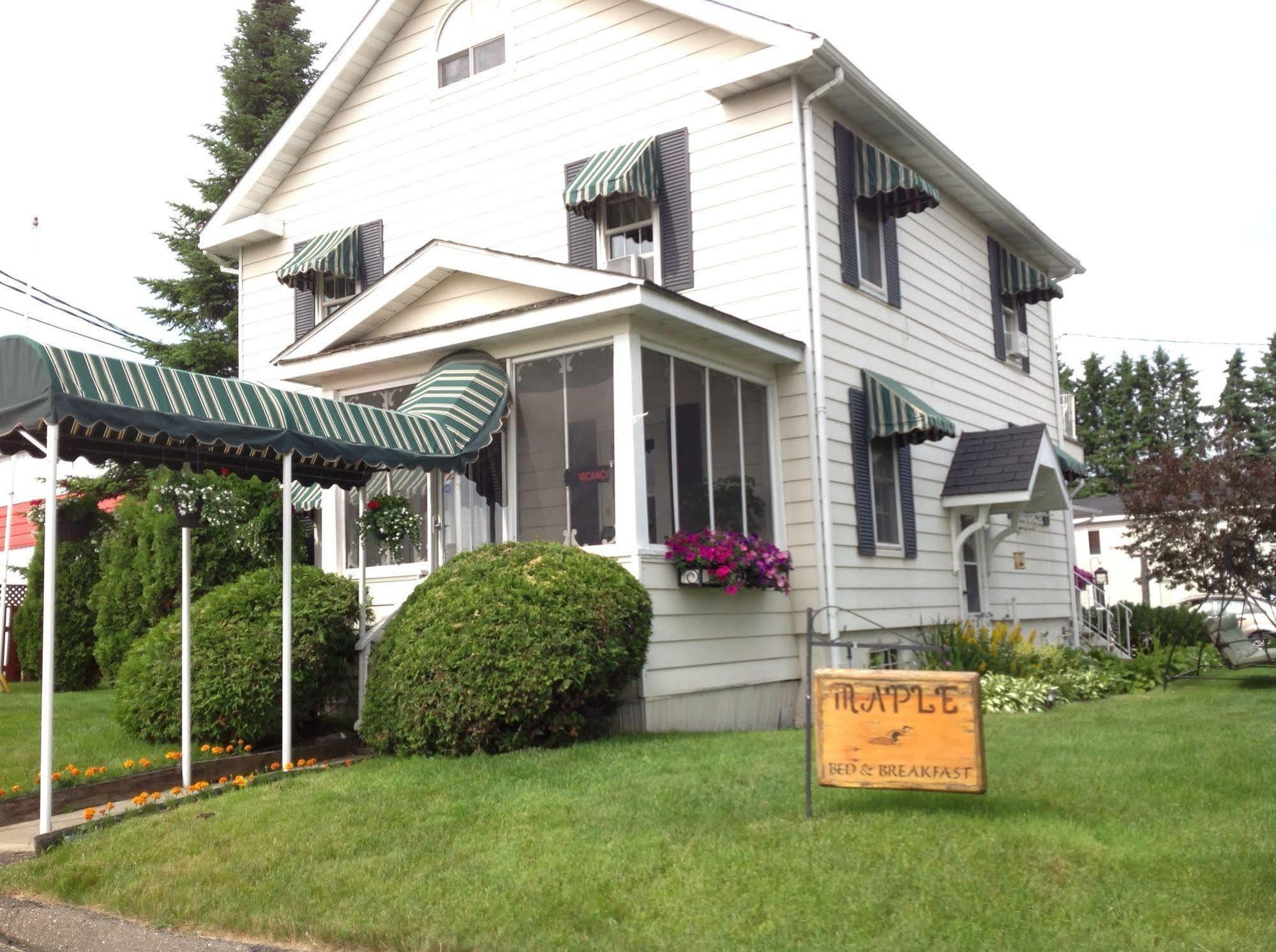 Maple Tourist Home B&B Grand Falls Exteriör bild